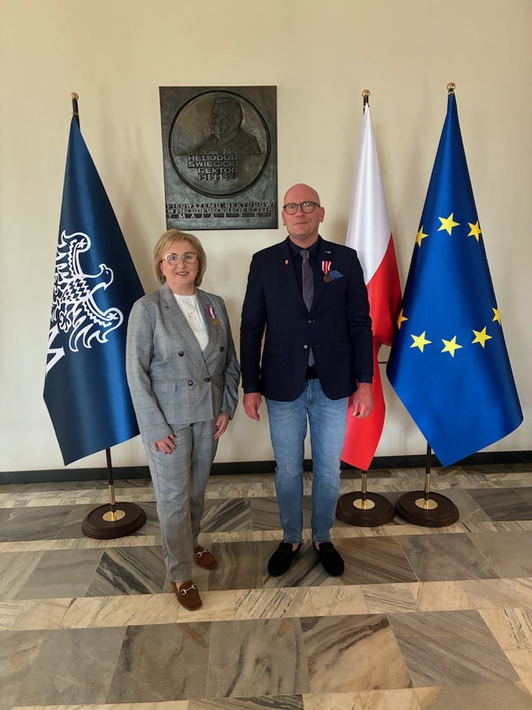 Mgr Lidia Niedzielska i dr hab. Filip Kubiaczyk, prof. UAM odznaczeni medalami!